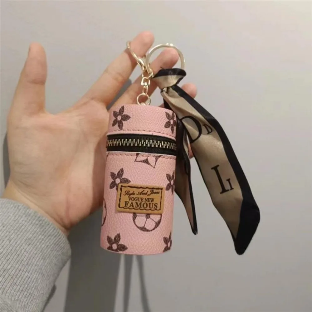 Monogram Keychain Leather - Różowa, kwiatowa, cylindryczna mini saszetka na