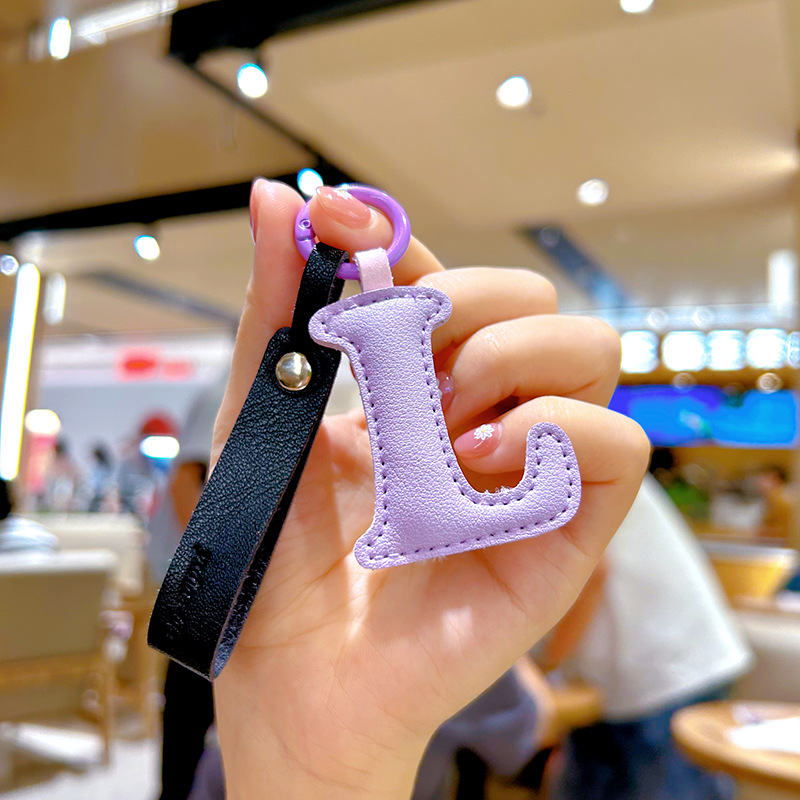 Kreatywne breloki do kluczy ze – Monogram Keychain Leather recenzja i cena
