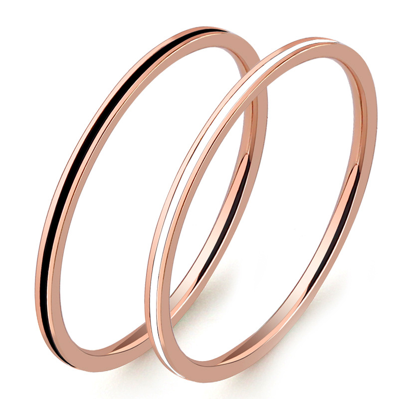 Pierścionek damski z tytanowej – Initial Ring Custom recenzja i cena