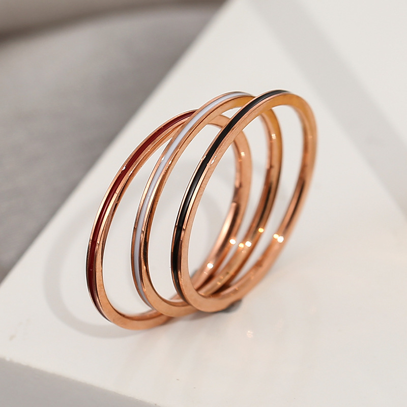 Pierścionek damski z tytanowej – Initial Ring Custom recenzja i cena