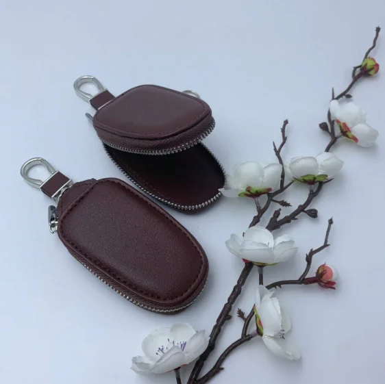 Etui na klucze samochodowe z P – Monogram Keychain Leather recenzja i cena