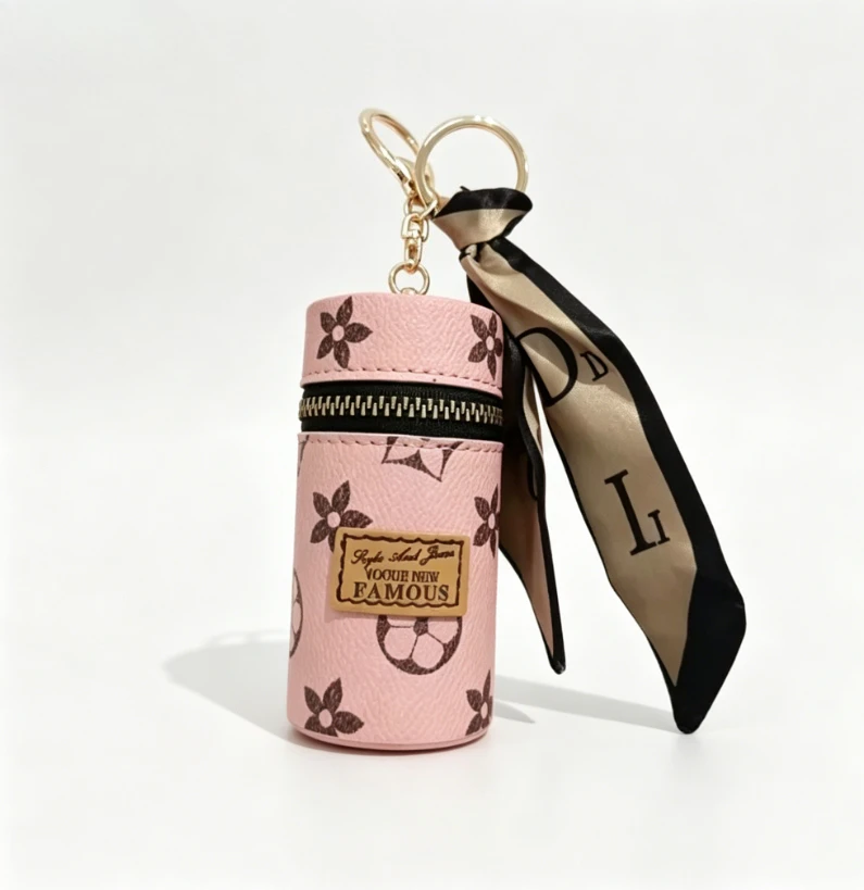 Różowa, kwiatowa, cylindryczna – Monogram Keychain Leather recenzja i cena