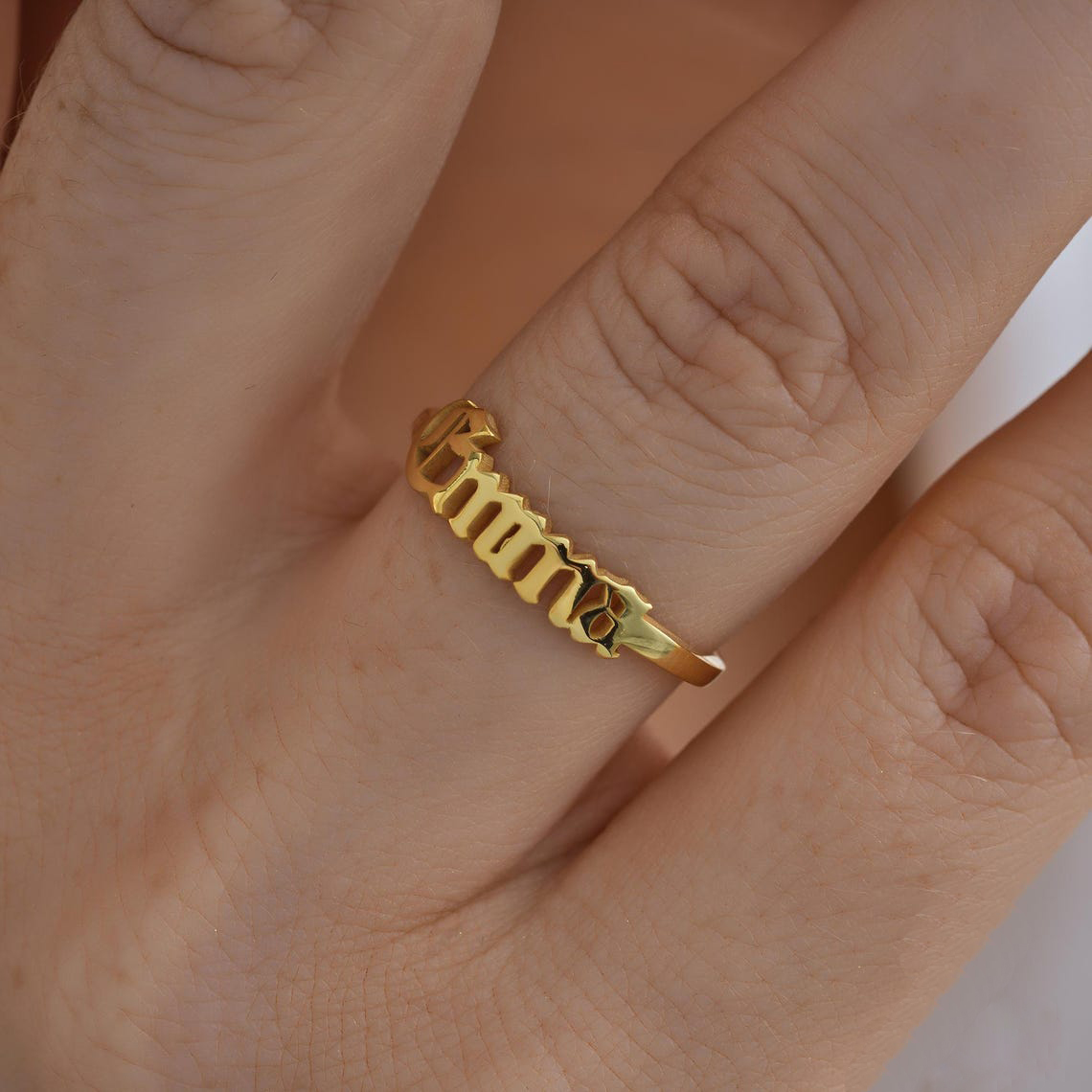 Niestandardowy złoty pierścion – Initial Ring Custom recenzja i cena